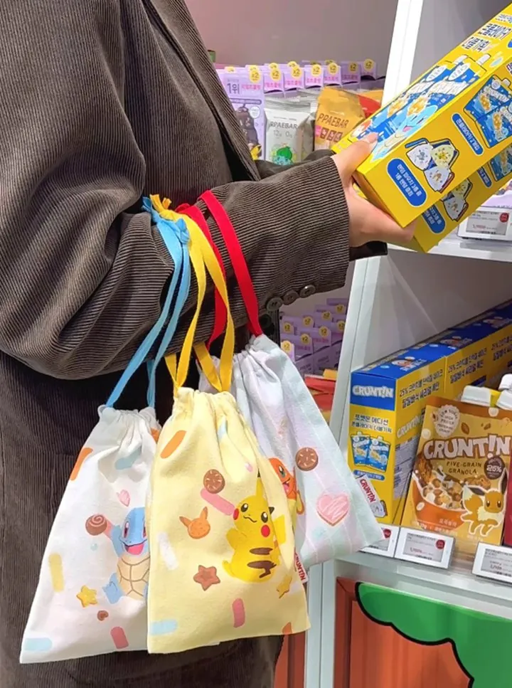 포켓몬 에디션 크런틴 파우치와 제품을 든 고객